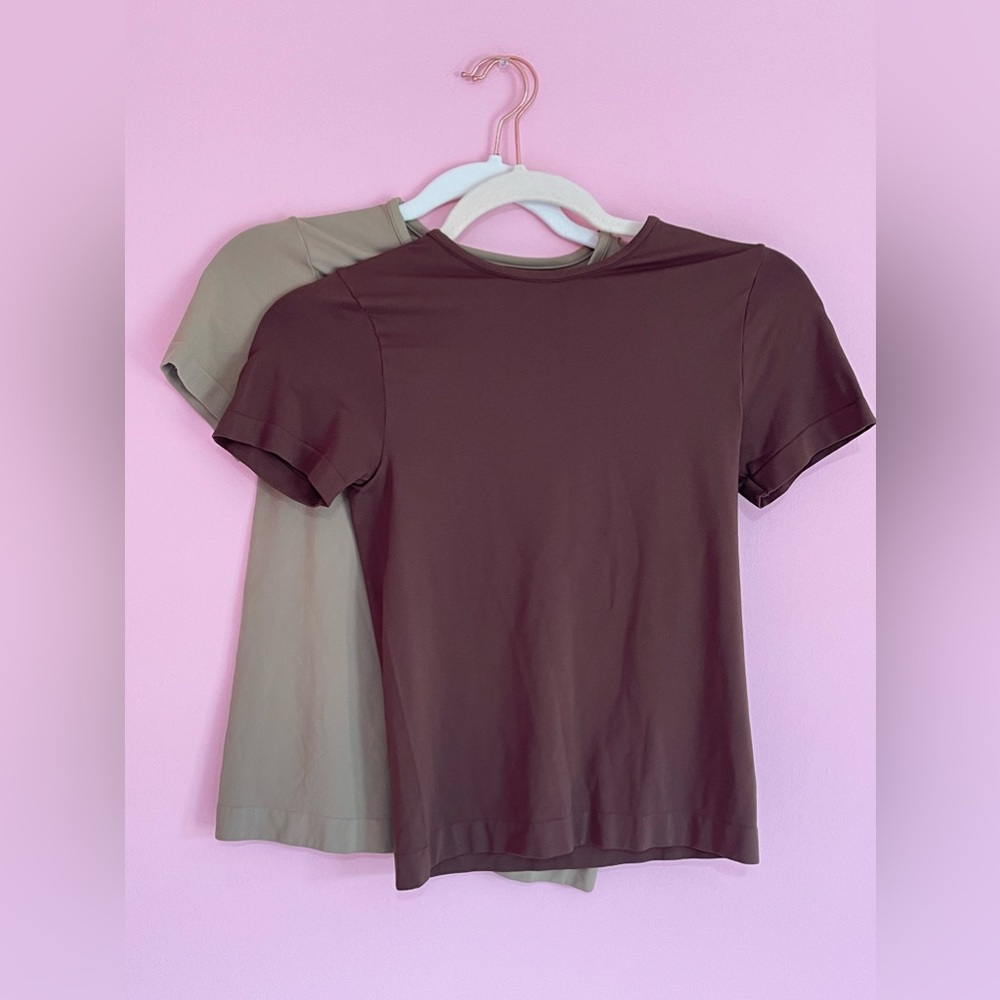 LOT OF 2 SKIMS SMOOTHING SEAMLESS T SHIRT - COCOA, DESERT - MEDIUM - LIKE NEW